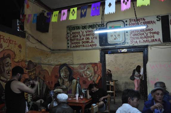 O tradicional bar La Piojera, em Santiago, capital do Chile